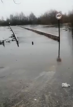 В Сельцо «большая вода» поглотила мост через реку