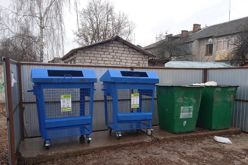 В районах Брянской области устанавливают контейнеры для раздельного сбора отходов