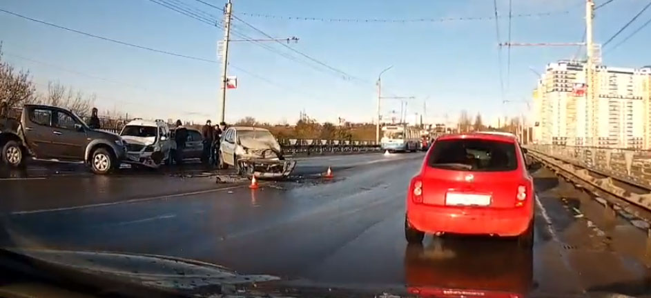 Из-за массовой аварии в Володарском районе Брянска собралась пробка