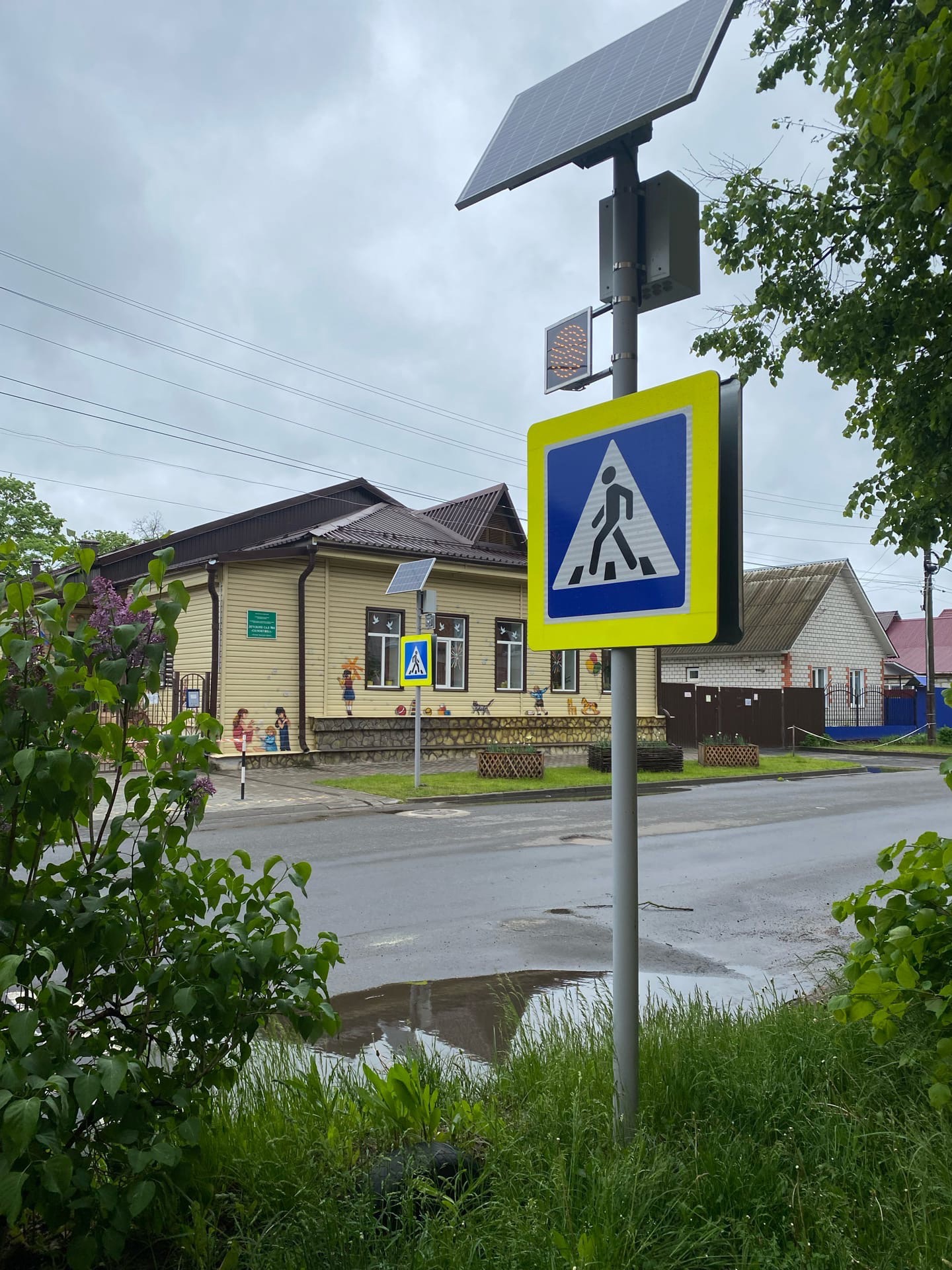 Мигающие светодиодные светофоры установили в Клинцах вблизи образовательных организаций