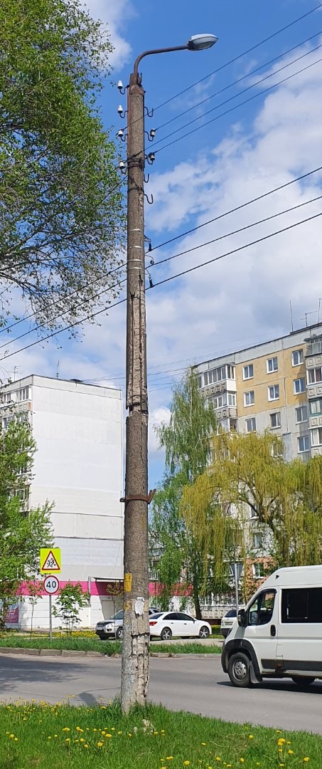 В Брянске на Почтовой горожане обнаружили аварийный столб
