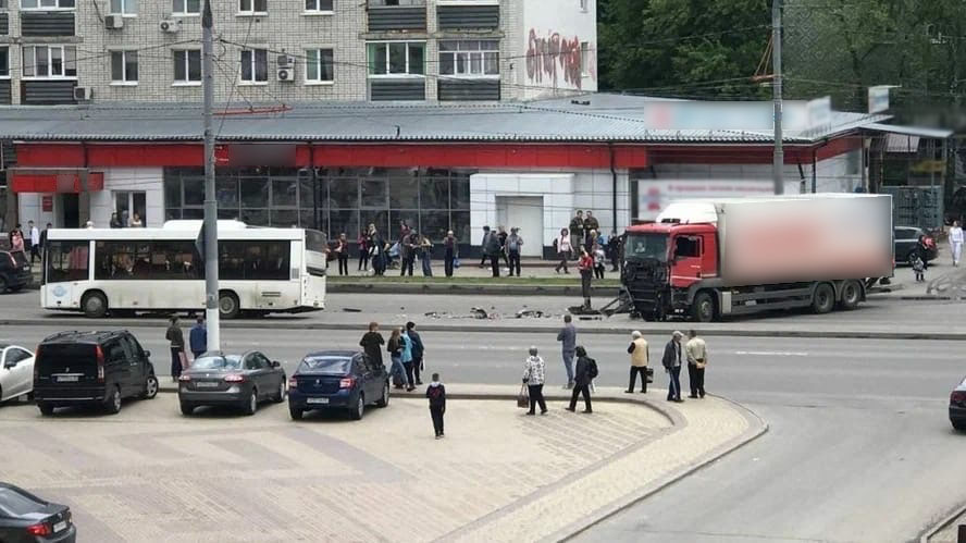 Городской автобус в Брянске столкнулся с грузовиком