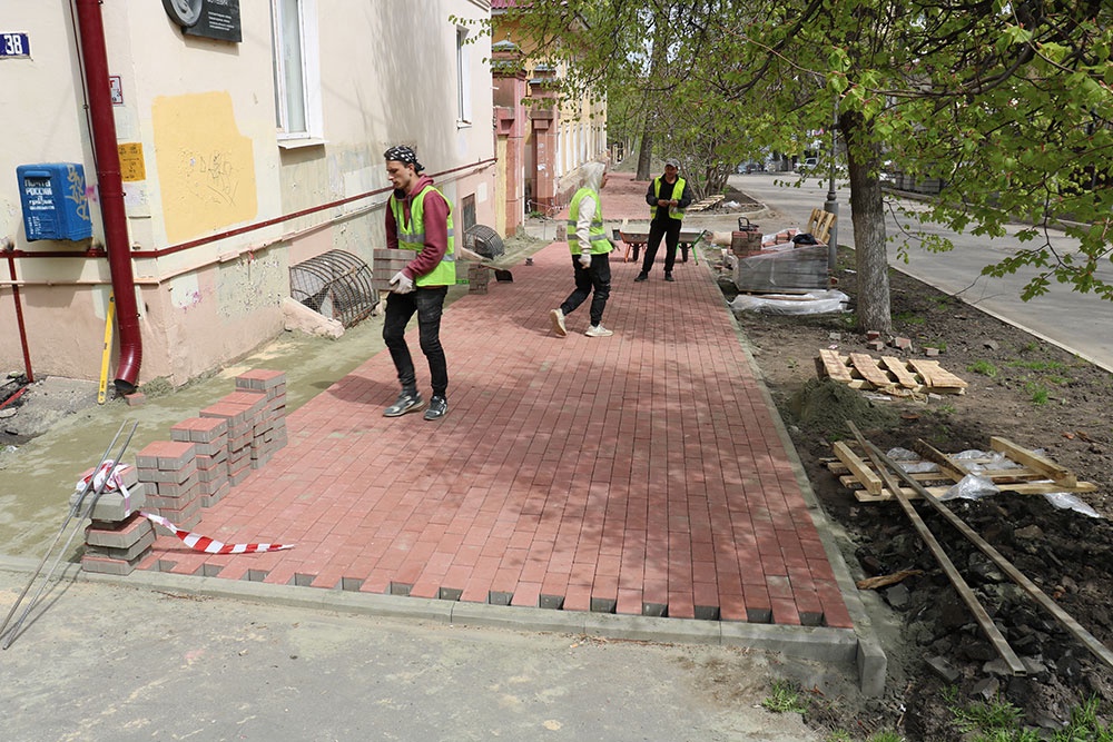 Тротуары на улице Октябрьской в Брянске мостят новой плиткой
