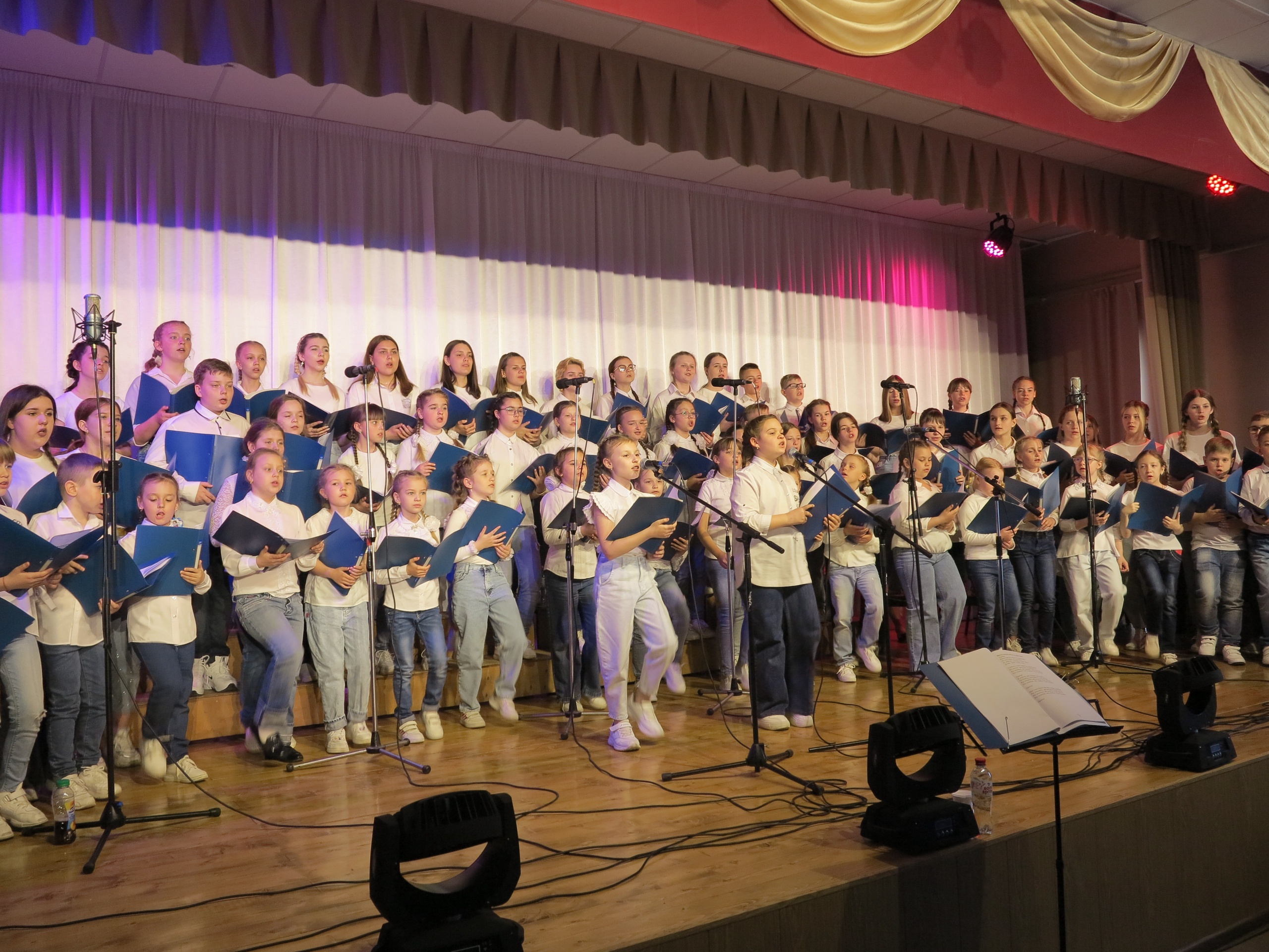 В Новозыбкове хором спели почти сто человек