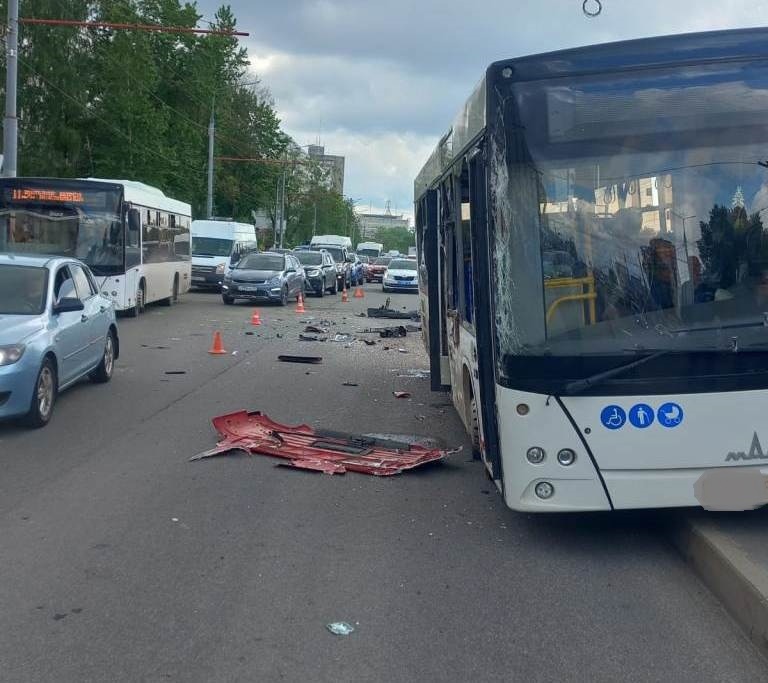 В столкновении автобуса с фурой в Брянске пострадала 54-летняя пассажирка