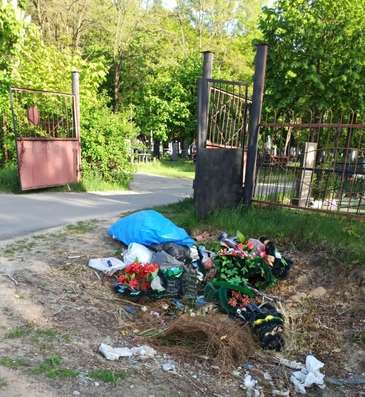 Зубовское кладбище в Клинцах завалили мусором