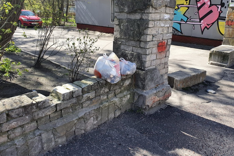 Брянские хамы бросают пакеты с мусором прямо на улице