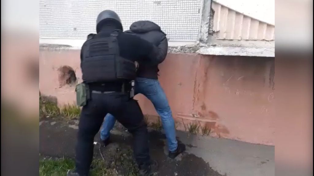 В Брянске оперативники задержали группу вымогателей. В их числе оказался сотрудник полиции