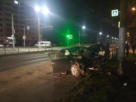 Пьяный 19-летний гонщик в Брянске разбил машину в хлам, въехав в столб