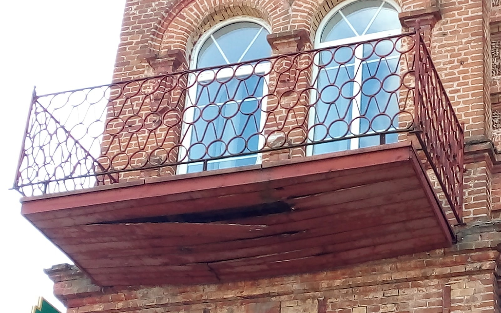 В Новозыбкове опасный балкон навис над пешеходами
