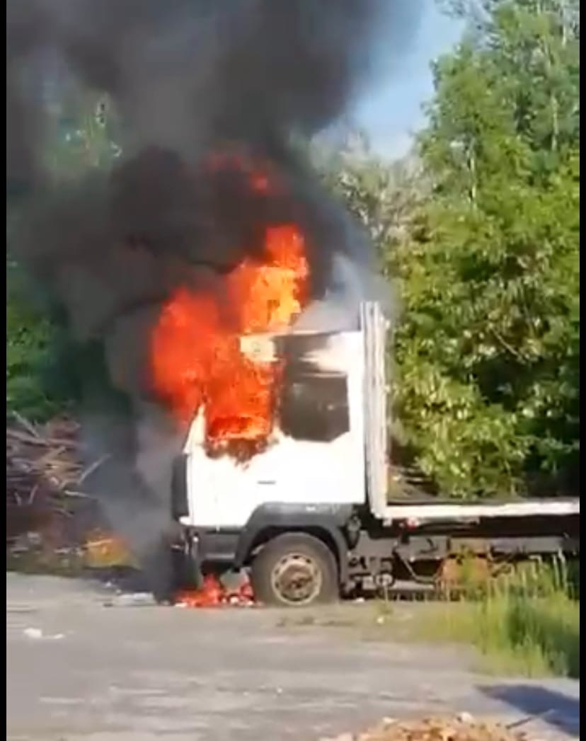 На улице Новозыбкова сгорел грузовой автомобиль