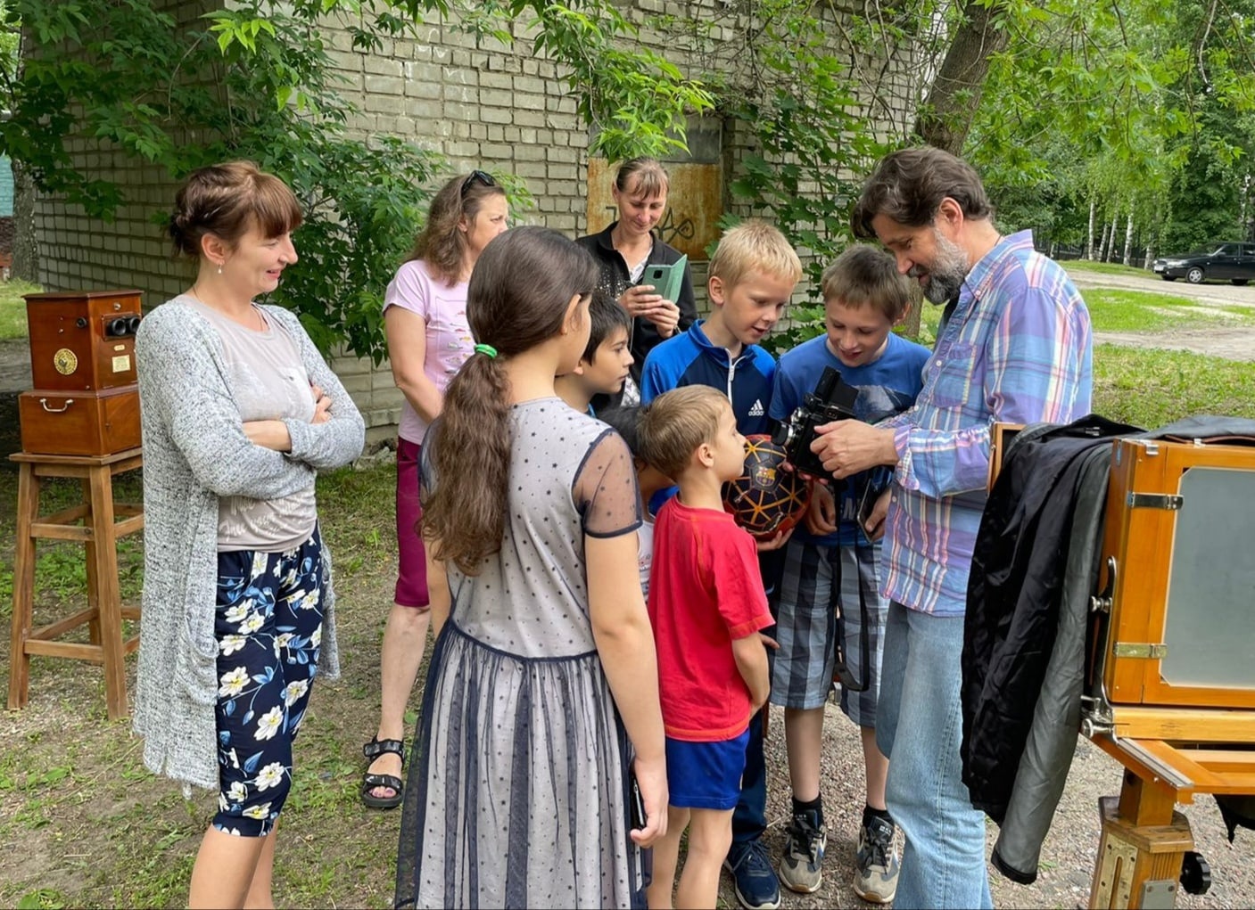 Откуда вылетает «птичка». В Брянске детям из Донбасса показали старинные фотокамеры