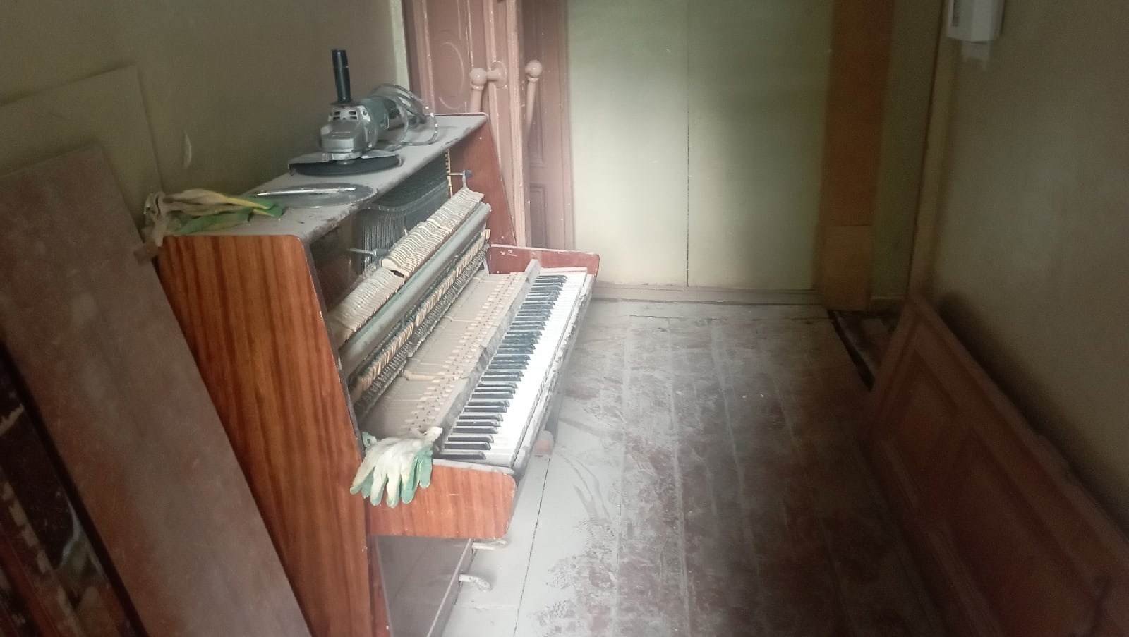 Стал подставкой для болгарки. Пианино заметили под слоем пыли в Доме архитектора в Локте