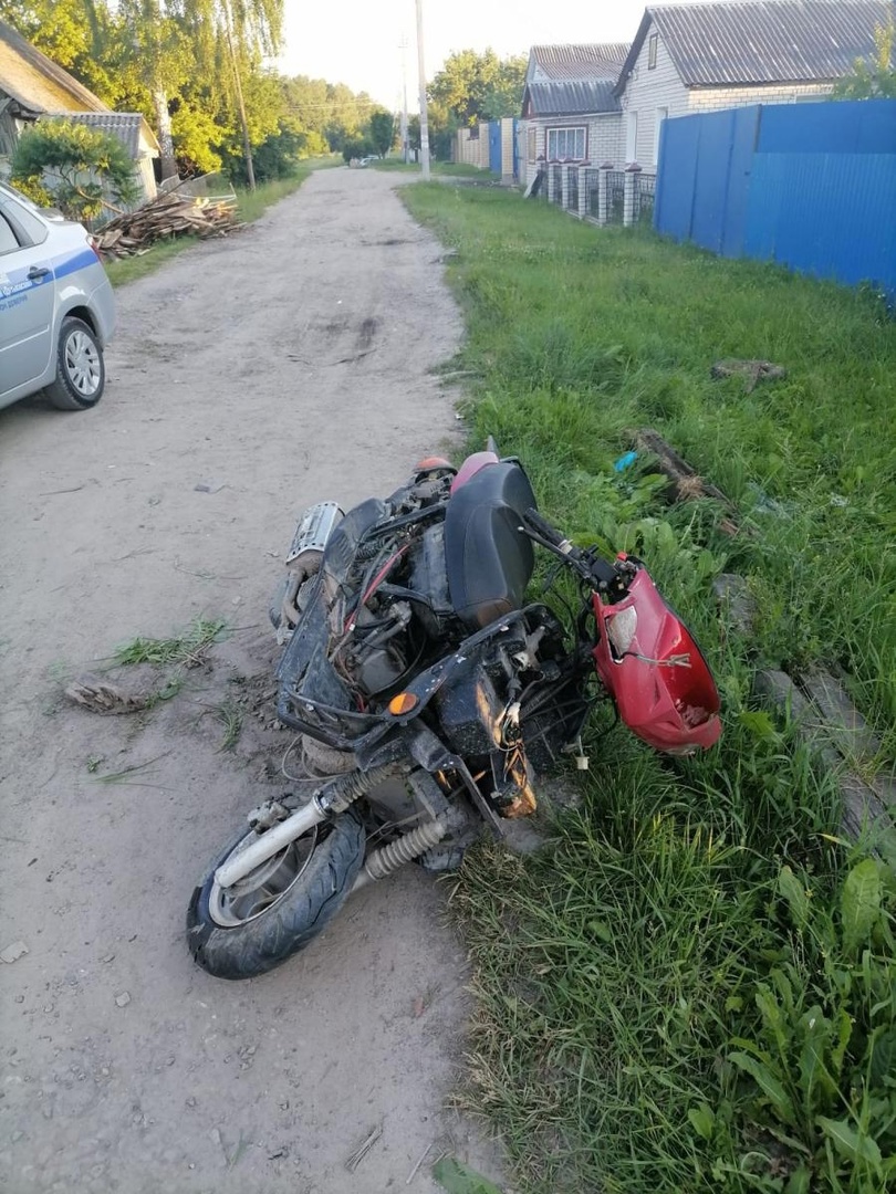 Две женщины опрокинулись на мопеде в городе Дятьково