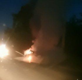Эпичные кадры из города Фокино с горящим автомобилем расходятся по сети
