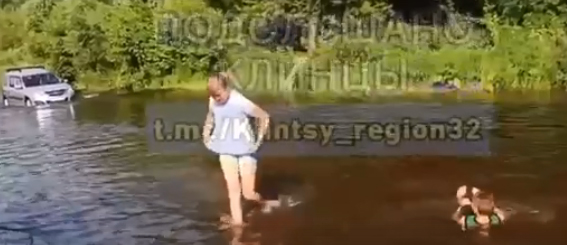 Дети устроили купание в «озере» возле автодороги в Клинцах