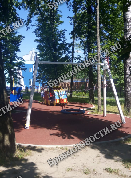 На детской площадке в парке Новозыбкова появилась оградительная лента