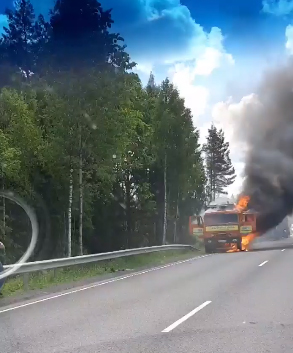 «Ух, прямо жар». Очевидцы сняли полыхающий грузовик на дороге в Дятьковском районе