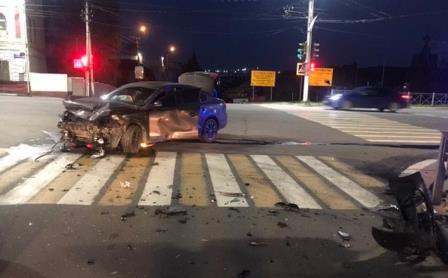 Без серьезных пострадавших, но машины разбиты в аварии в Брянске