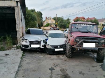 Три автомобиля попали в аварию в Брянске