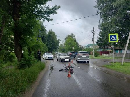 Невнимательная велосипедистка попала под автомобиль в Брянске