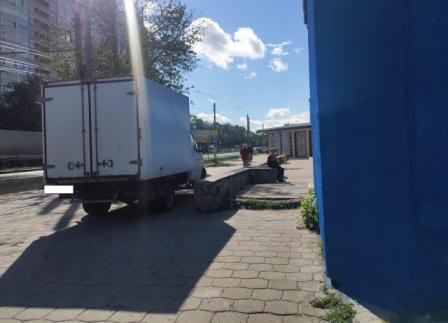 На Московском в Брянске грузовик отъезжал и сбил женщину