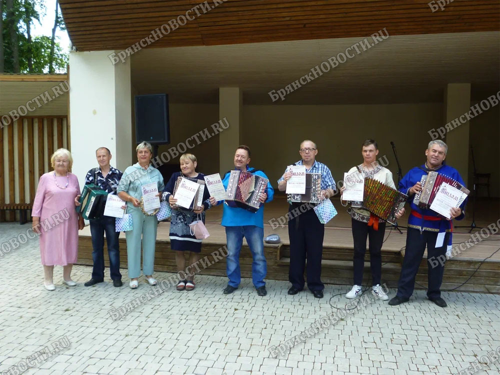 На фестивале «Играй, гармонь» в Новозыбкове устроили баттл частушечников