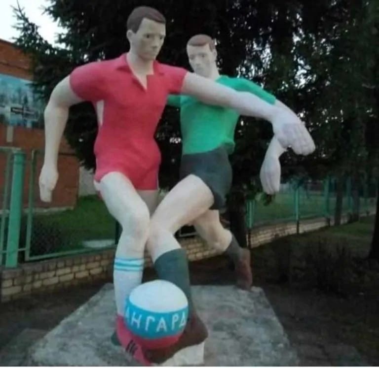 «Зачем эти румяна?» Мнения по поводу покраски памятника в Климово разделились