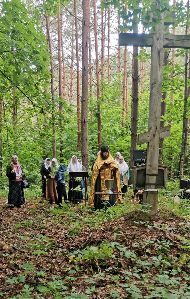 В Иванов день старообрядцы посетили разрушенный монастырь в дебрях брянских лесов
