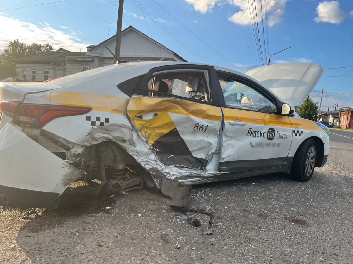 Машины разбиты, пострадала женщина в аварии в Новозыбкове
