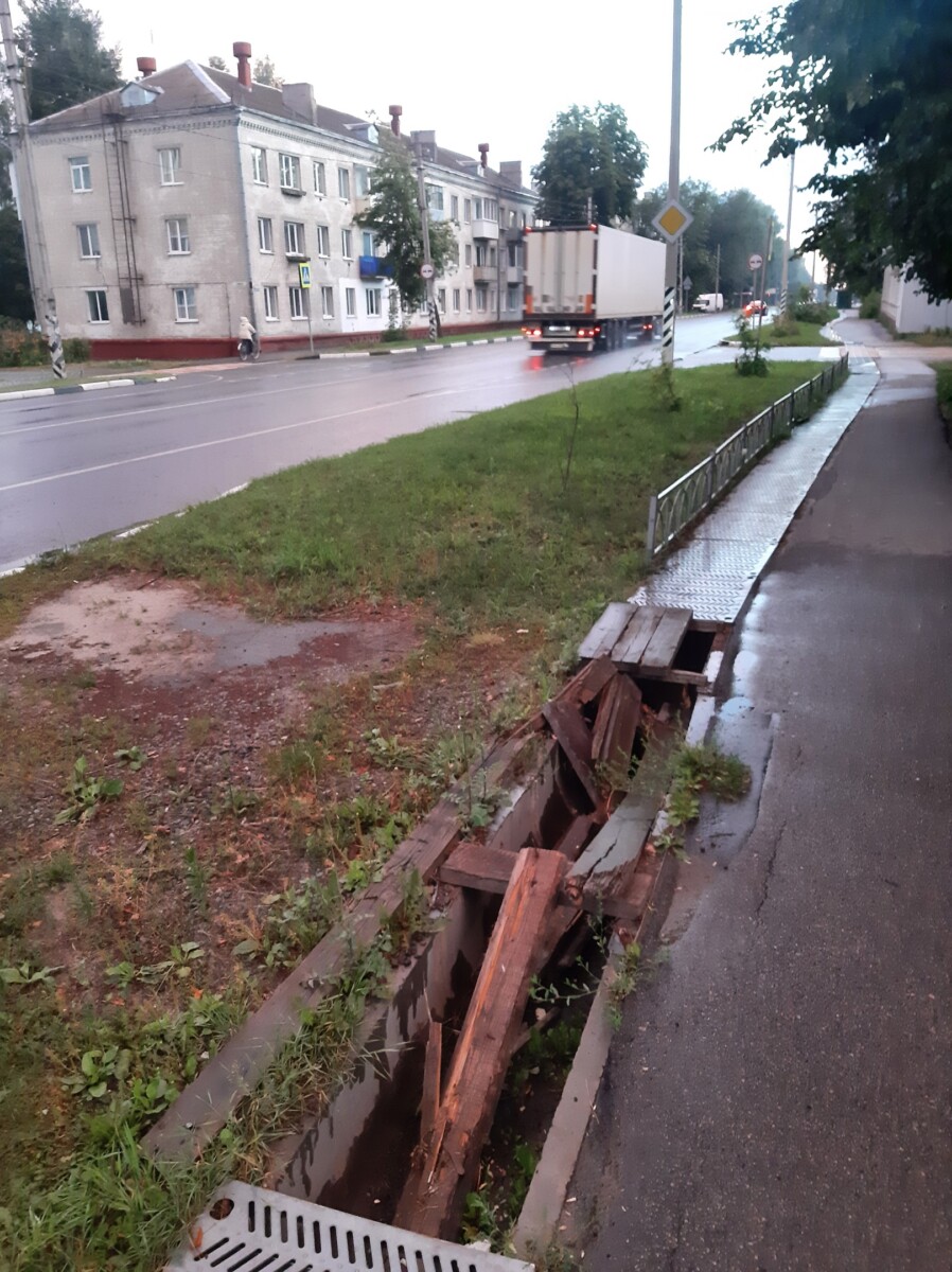 Службы Карачева упорно не замечают опасную дыру на тротуаре