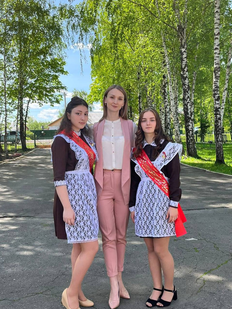 «Я горжусь, что работаю в уникальном селе». Ольга Привалова из Брянской области борется за звание «Учитель года России 2022»