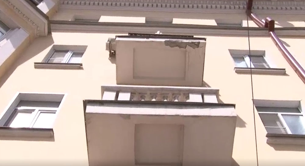 Туристку из Брянска в Казани чуть не прибила отвалившаяся с балкона штукатурка