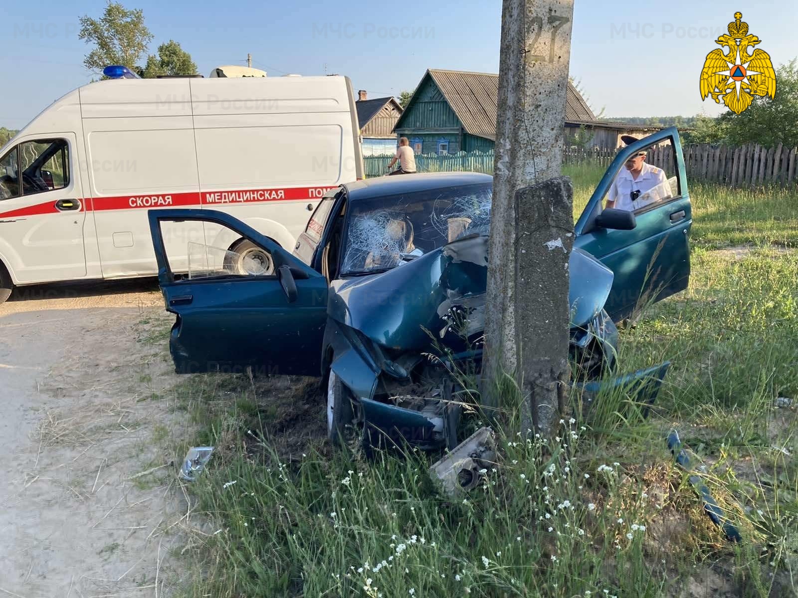 В поселке Брасовского района легковушка врезалась в столб • БрянскНОВОСТИ.RU