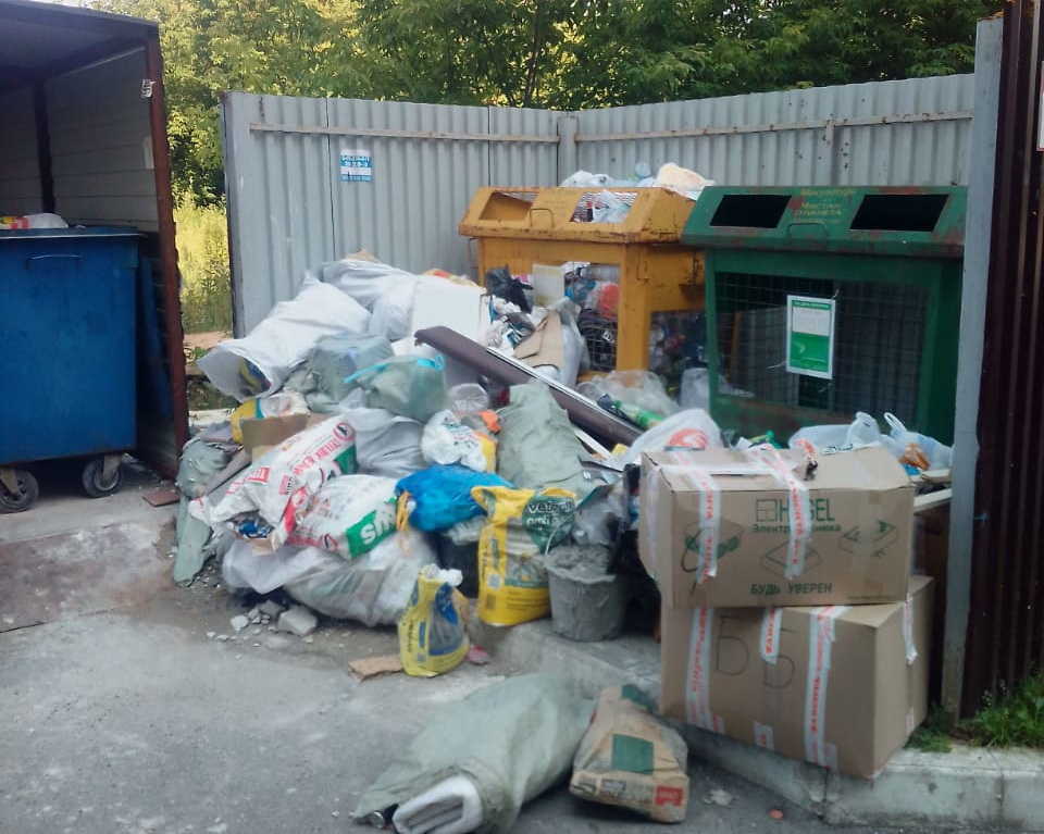В Брянске перекрыты подъездные пути к контейнерам для сбора отходов