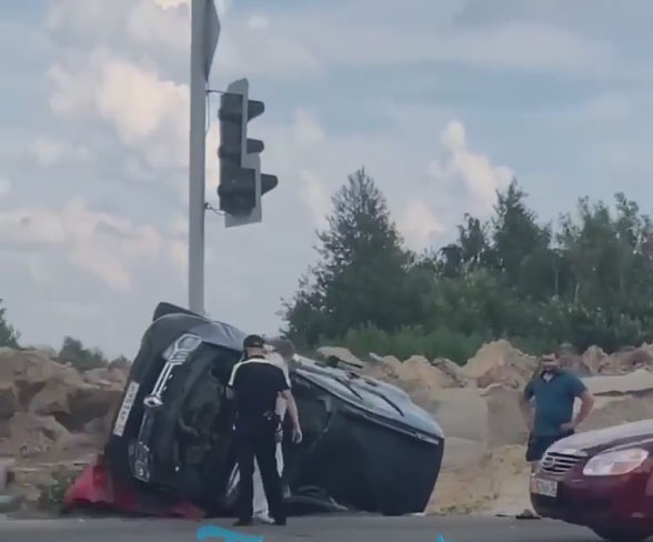 «Жив, слава Богу». Очевидцы помогли водителю выбраться из перевернутого автомобиля в Брянске