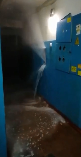 В брянской многоэтажке душ забил прямо из стены в подъезде