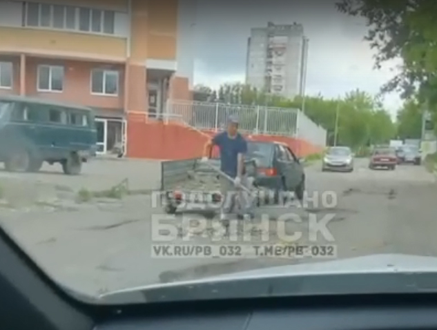 Житель Брянска самостоятельно начал бороться с ямами на размытой дождями улице