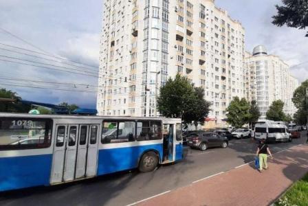 Торопливая водитель троллейбуса устроила аварию с автобусом в Брянске