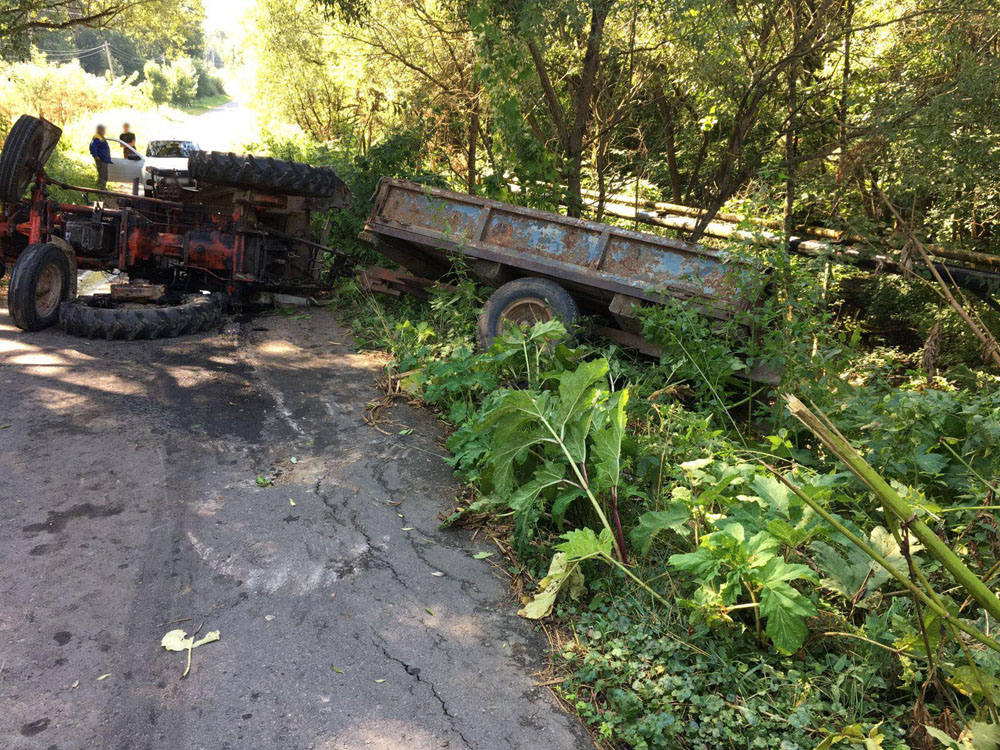 В Суражском районе водитель разбился, перевернувшись на тракторе