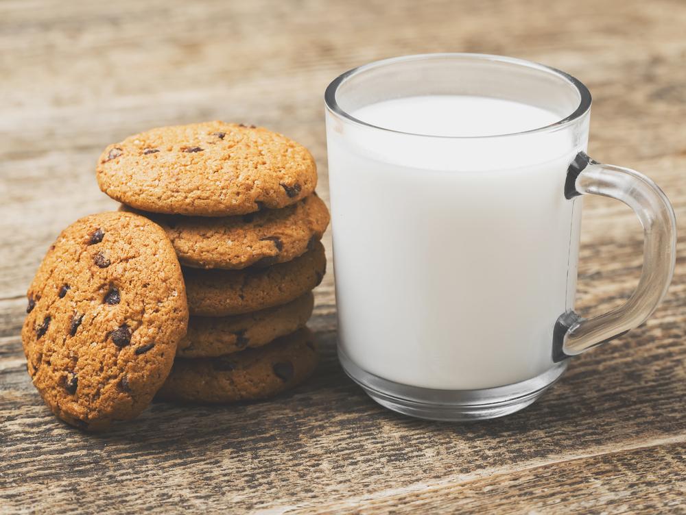 Молоко с печеньем на ночь улучшает настроение и помогает заснуть, но некоторым людям такой ужин может навредить