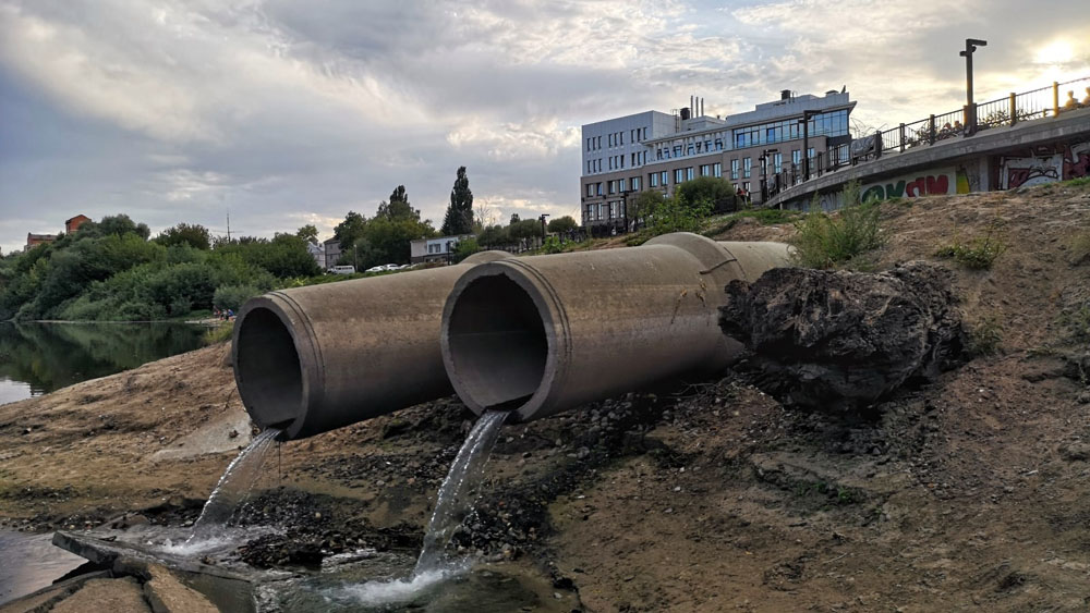 Обмелевшая река Десна в Брянске обнажила сточные трубы