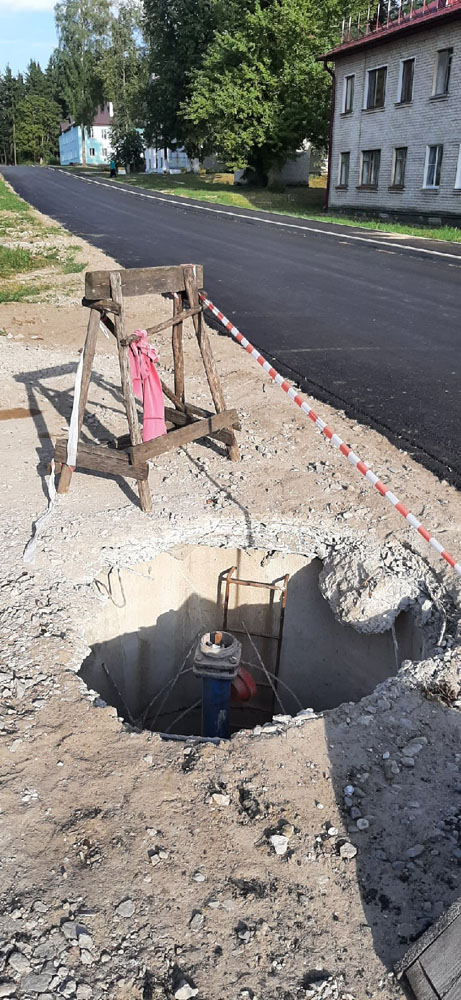 В поселке Суража рядом с новой дорогой строители оставили открытым колодец