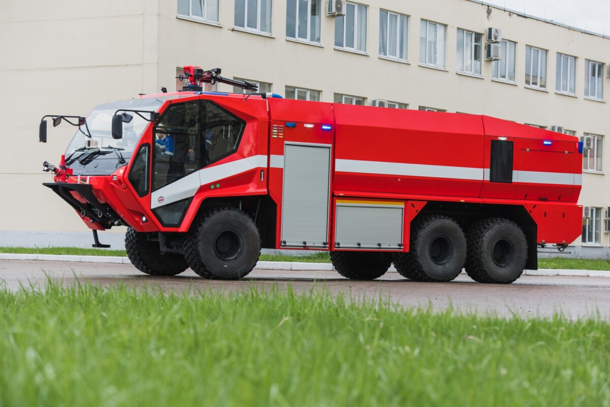 Брянский автомобильный завод презентовал пожарный аэродромный автомобиль