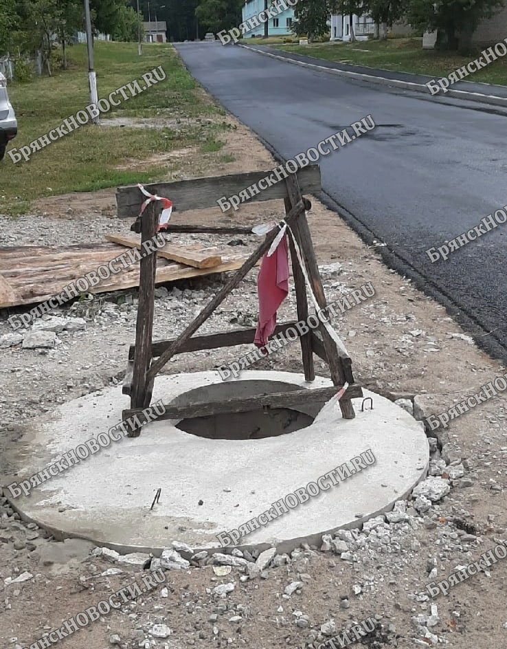 Сорванный при ремонте дороги колодец в поселке Суража восстановили