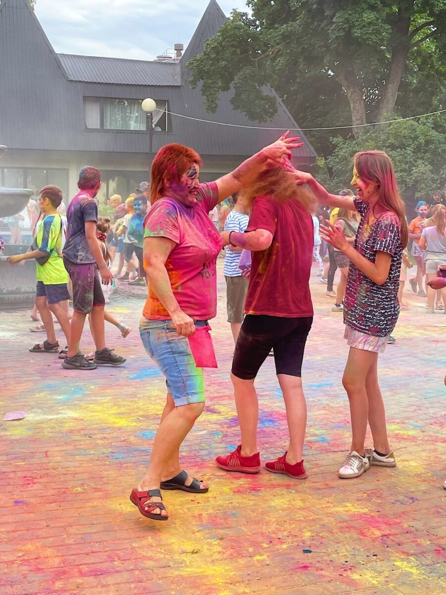 День города в Карачеве отметили фестивалем красок