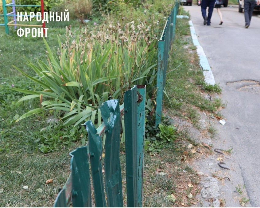 «Это не забор – это ножи». Ограда детской площадки в Брянске привела в шок активистов ОНФ