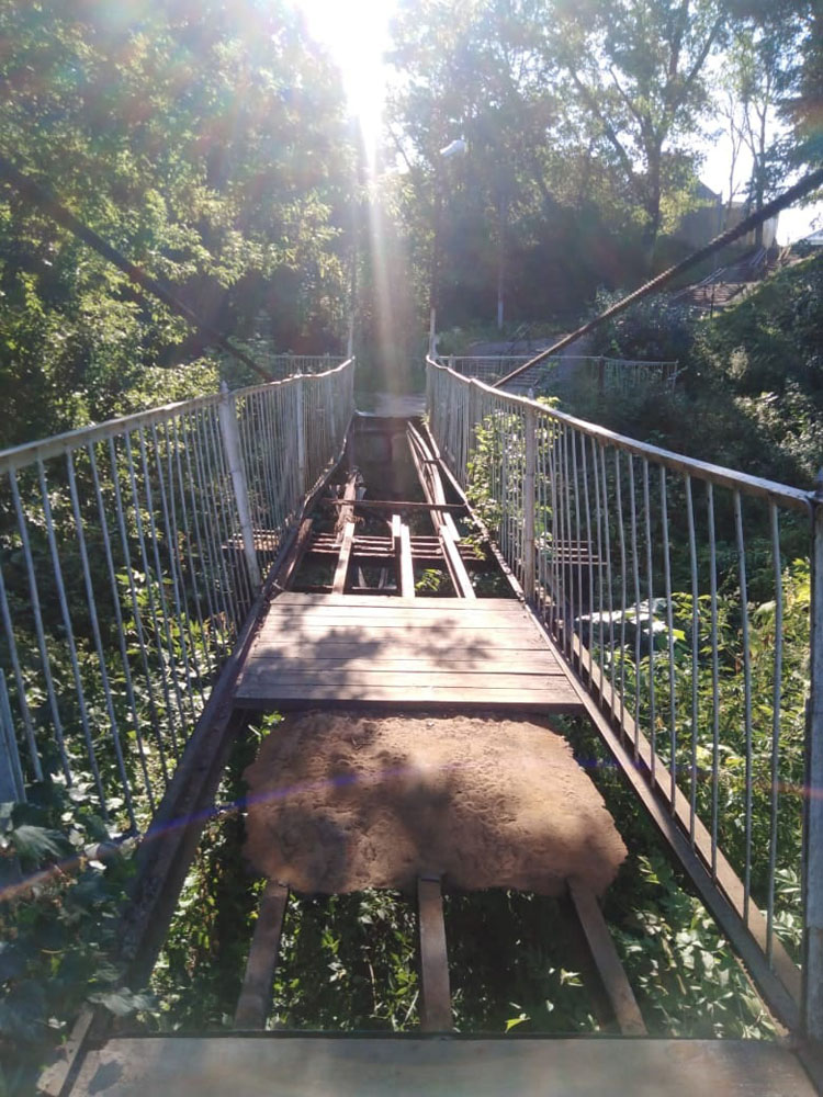 Пешеходный мост в поселке Красная Гора остался без настила и без ремонтников