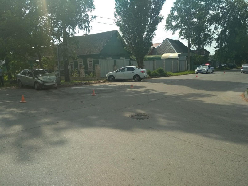 В Брянске любительница гаджетов за рулем устроила аварию