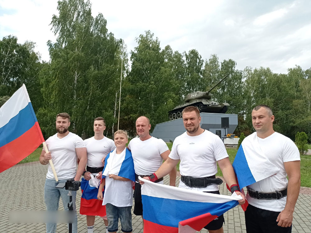 Богатыри из Новозыбкова подхватили флешмоб и исполнили гимн России у танка Т-34
